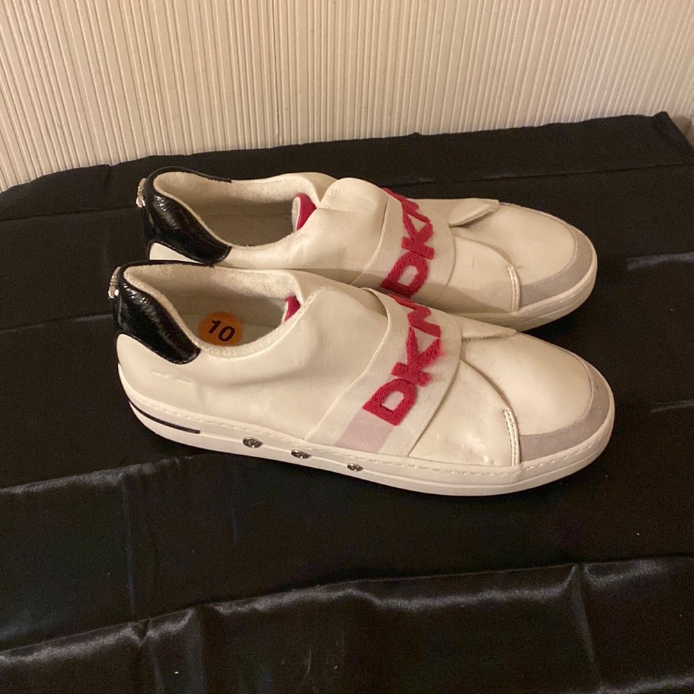 SIZED 10 DKNY LOW TOP SHOE